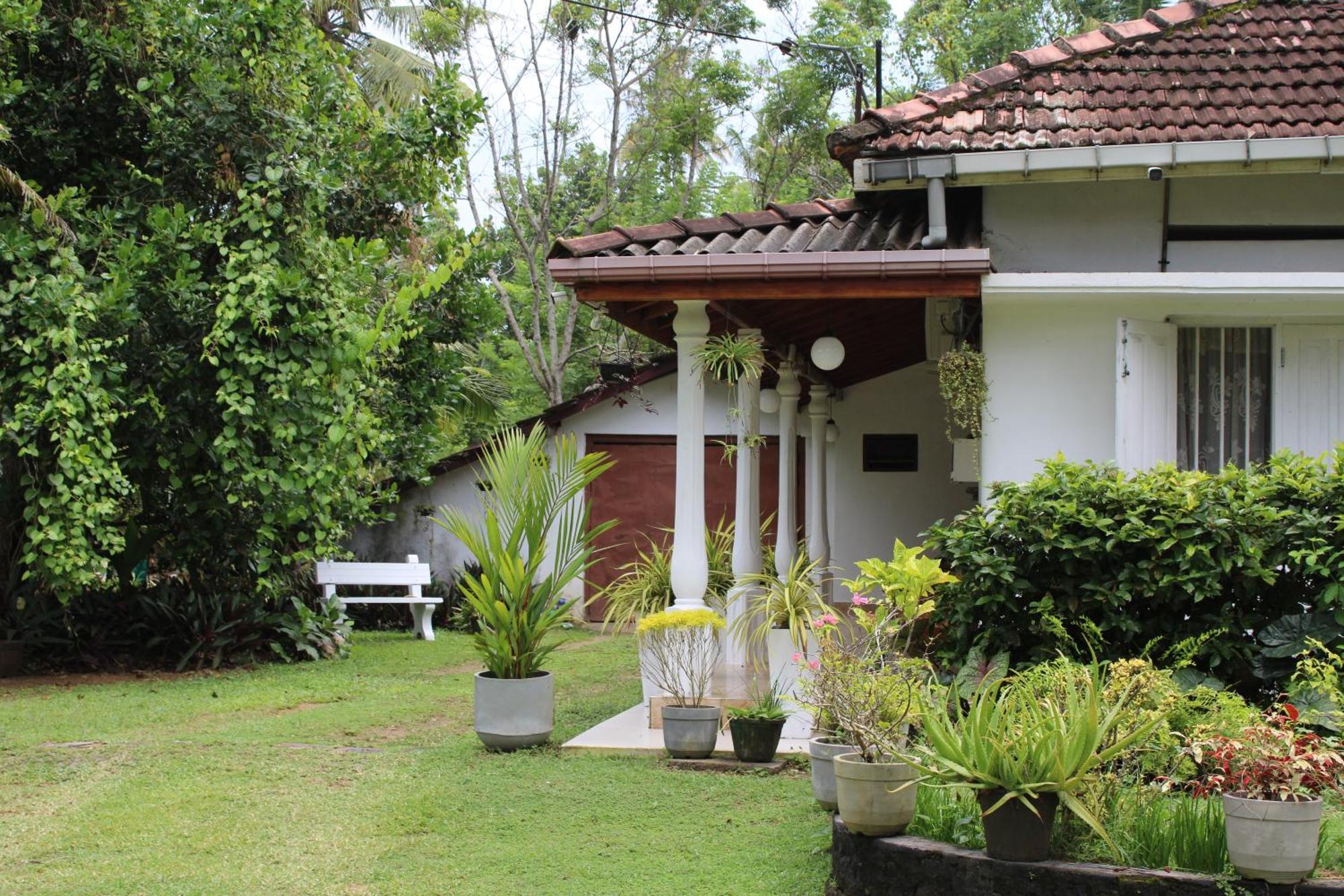 Sun And Surf Rest Hotel Ahangama Exterior photo